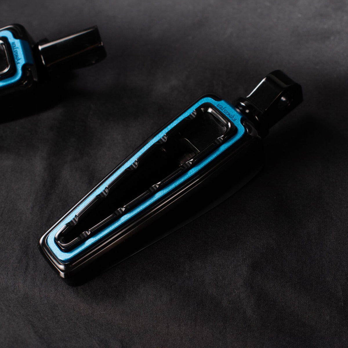 Fangster foot pegs - Black blue