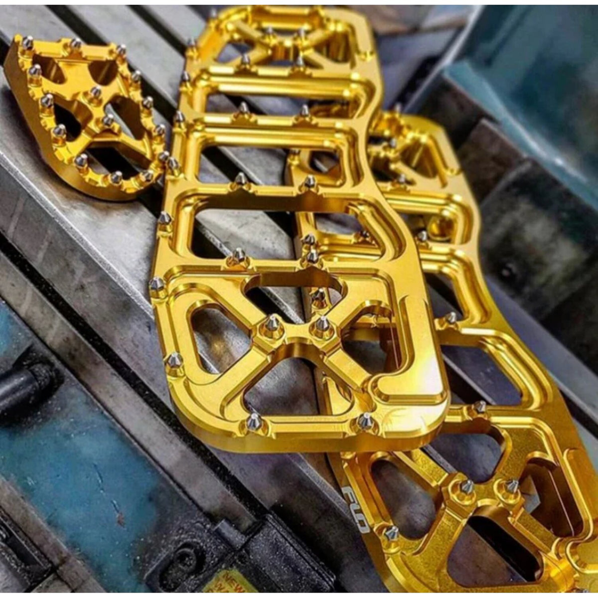 Flo Motorsports V5 Bagger floorboard set - Gold