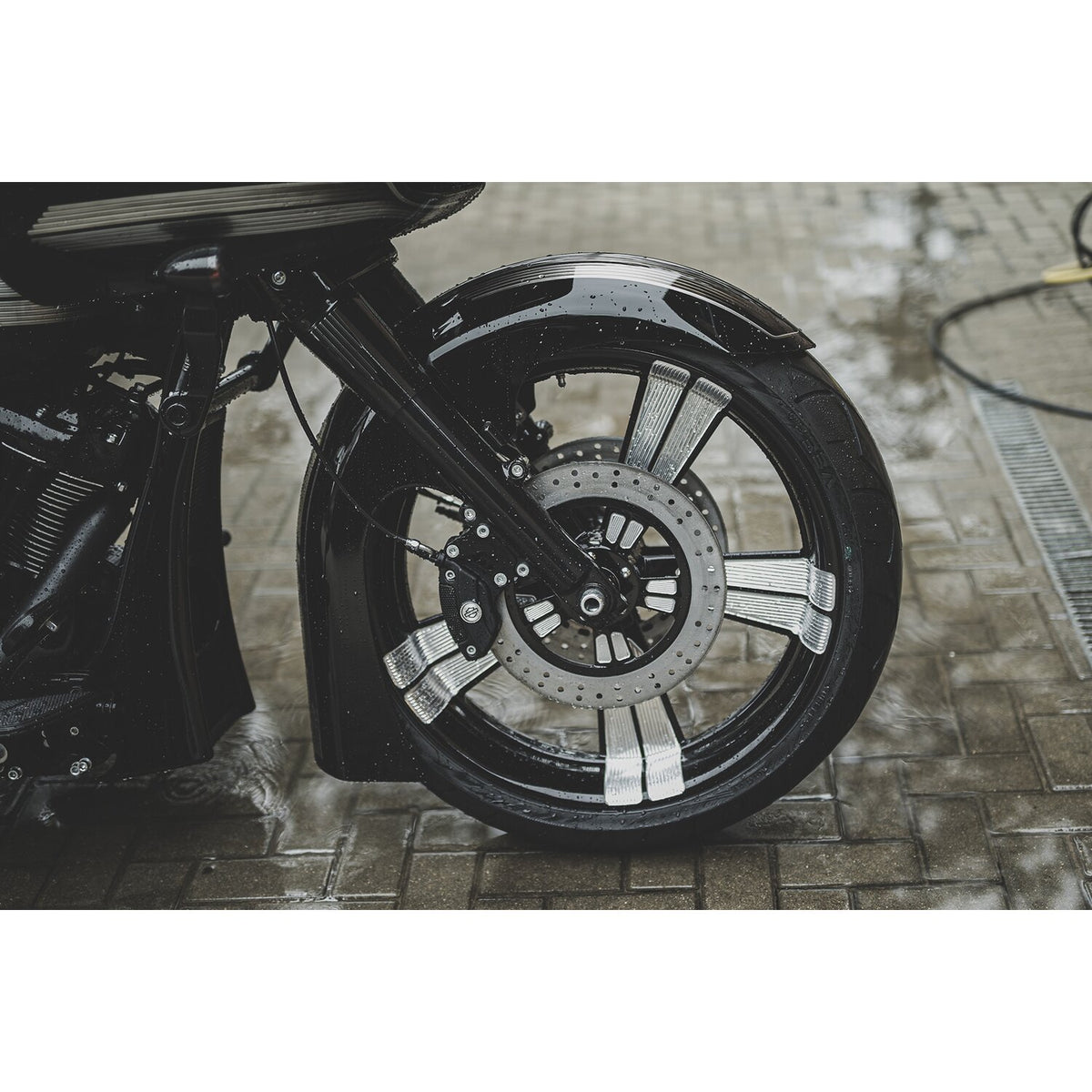 Killer Custom 'Bulldog' front fender 23 x 5.50 fat wheels
