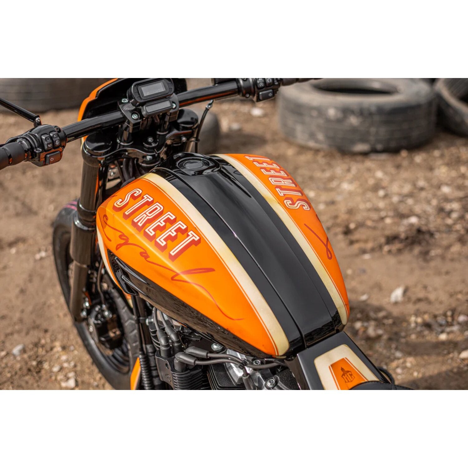 Killer Custom 'Avenger' M8 Softail gas tank cover & console