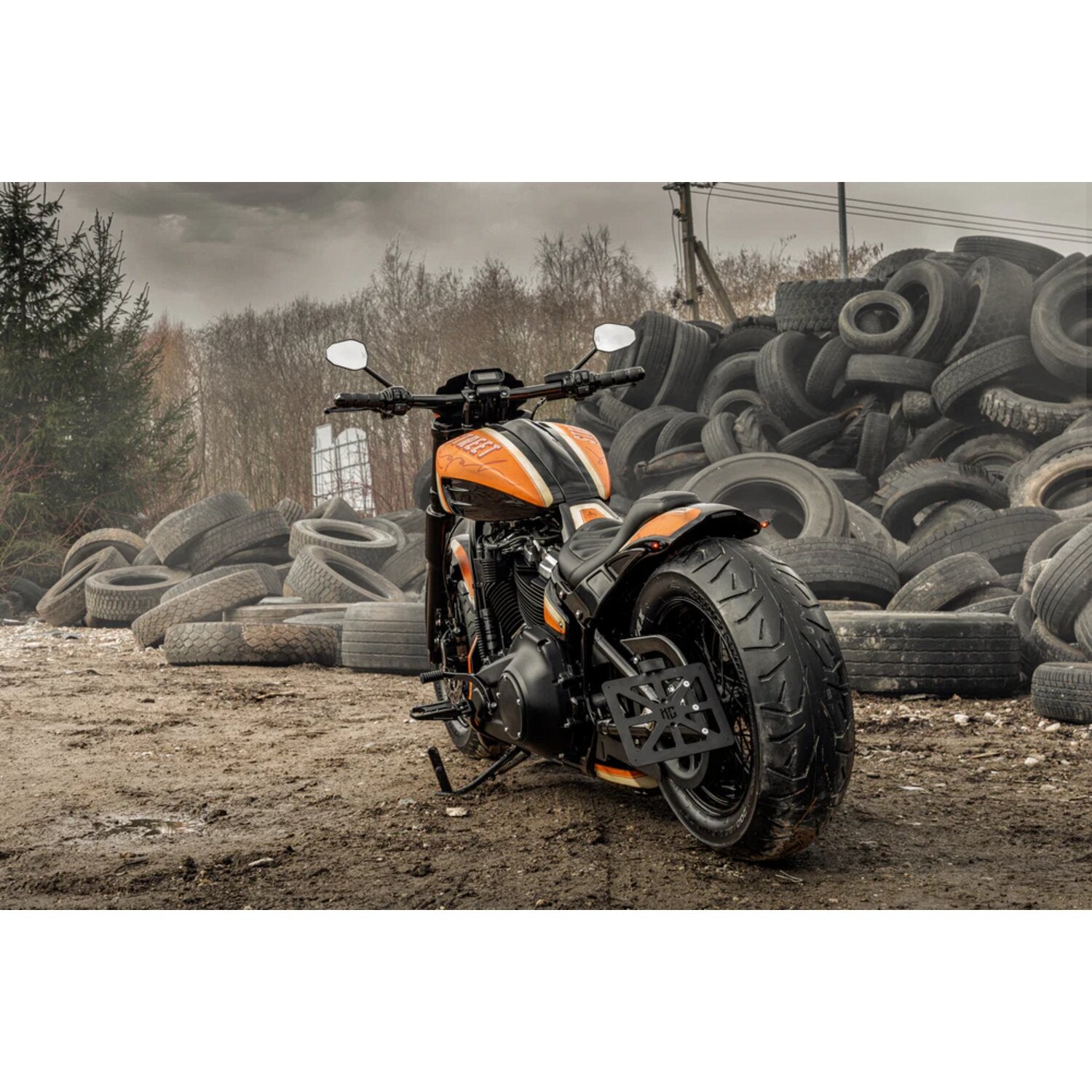 Killer Custom 'Avenger' M8 Softail gas tank cover & console